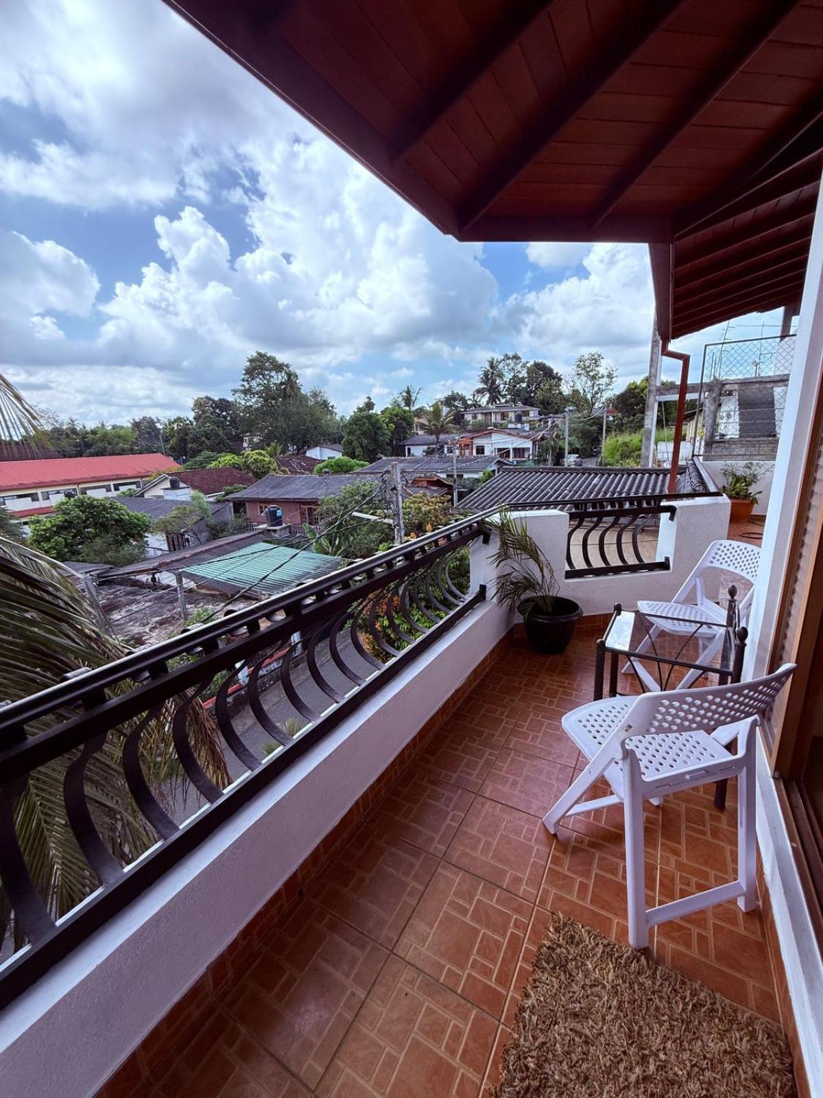 Resident View Homestay Канди Екстериор снимка