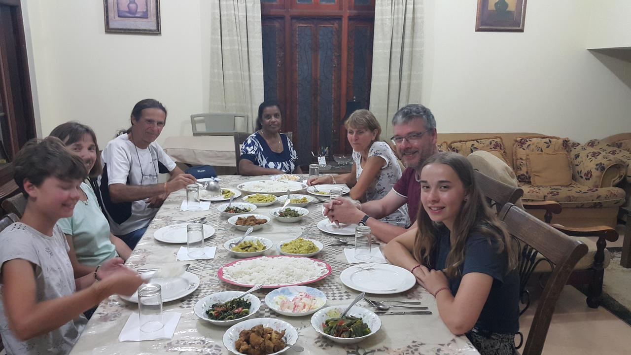 Resident View Homestay Канди Екстериор снимка