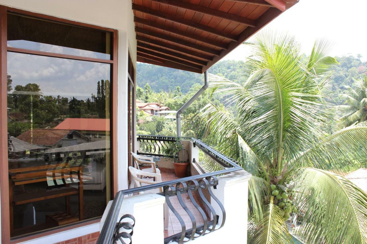 Resident View Homestay Канди Екстериор снимка